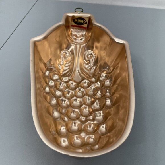 Vintage Mirro Grape Bunch Mold Cake Pan Copper Tone Aluminum Made in USA - Picture 6 of 11